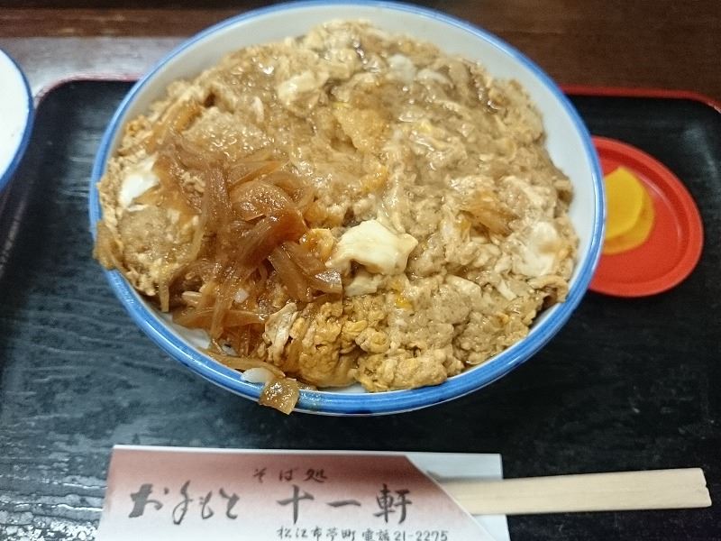 そば屋のだしのカツとじ丼安曇野で信州そばなら『せきや』十割そば・おすすめの揚げたて天ぷら・ソースカツ丼・山賊焼