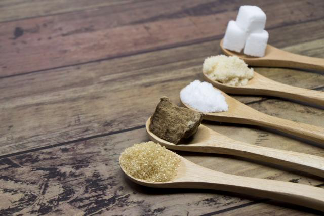 黒糖の使い道に悩んだときの一押しレシピ10選。料理にも飲み物にも使えてコクが出るfolk