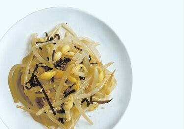 雨の日の頭痛”をやわらげる薬膳レシピ「豆もやしの塩昆布和え」のつくり方＆梅雨の養生三か条と三種の神器 漢方アドバイザー、国際中医薬膳管理師・久保奈穂実さん1 3- 天然生活web