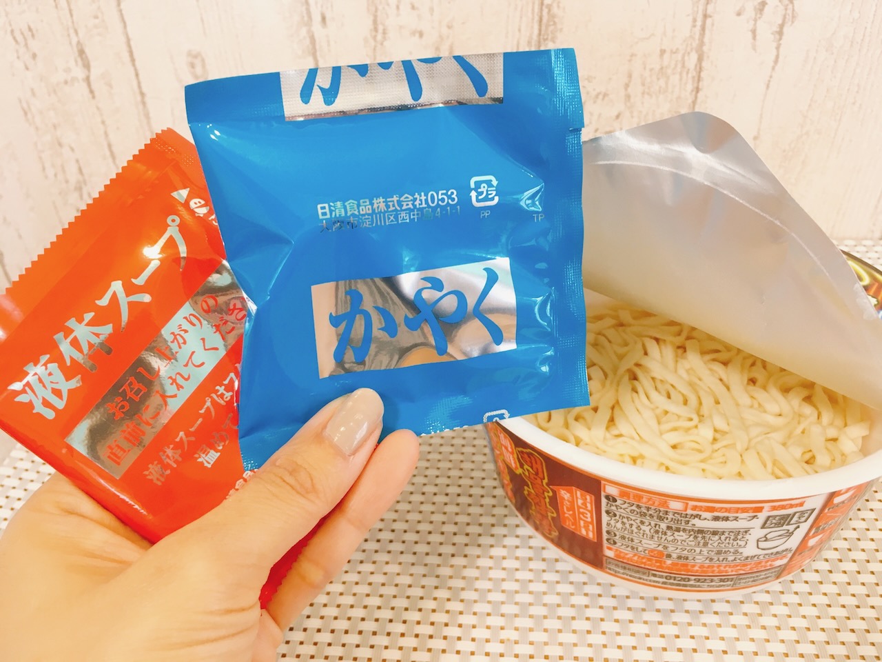 どん兵衛 WHITE 白ちゃんぽんうどん - He can eat anything but himself