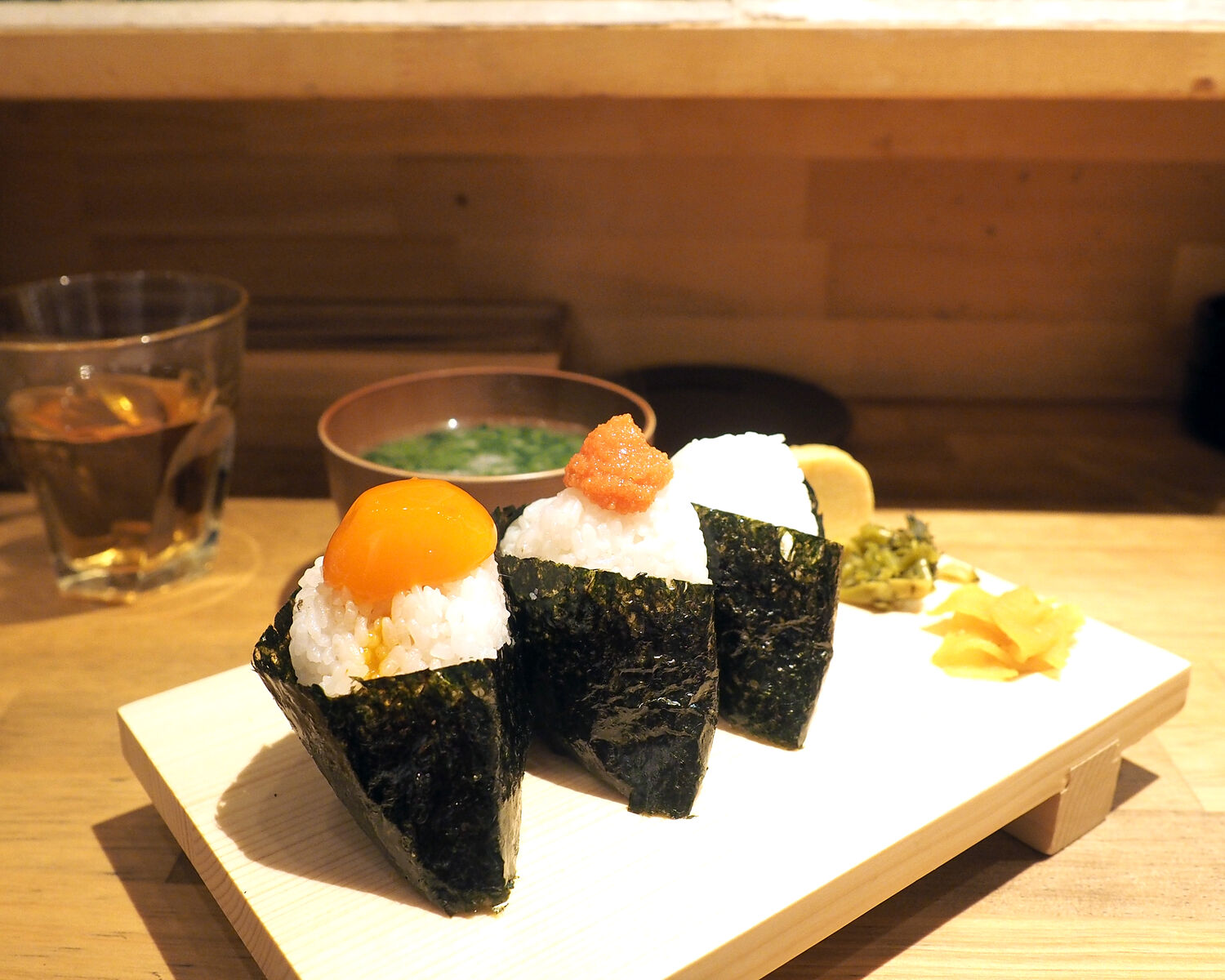 栃木県産のお米が博多明太子を温かく包み込む。1個から食べ放題まで楽しめる、三角市場のおむすび専門店。 ラーログ 博多のススリスト- エキスパート- Yahoo!ニュース