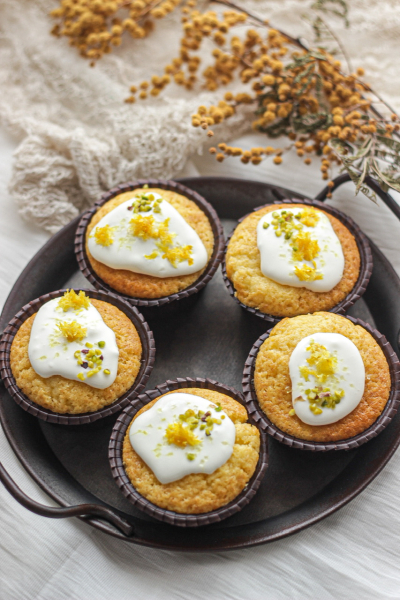 ホットケーキミックスで作る！レモンケーキ,参考 , 1人当たり単価 120円 調味料除く, 1個当たりカロリー 239kcal,1個当たり塩分 0.34g, 所要時間50分,材料 6個分 , ★ホットケーキミックス 150g, ★卵 1個, ★砂糖 50g,★牛乳 50g, バター 無塩50g, レモン 1個, 粉糖 50g,手順 ,