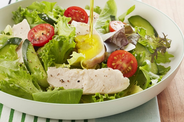 たっぷりのレタスと一緒に食べたい「むね肉のオーロラソースあえ」 Mizukiのやみつきチキン 4- レタスクラブ