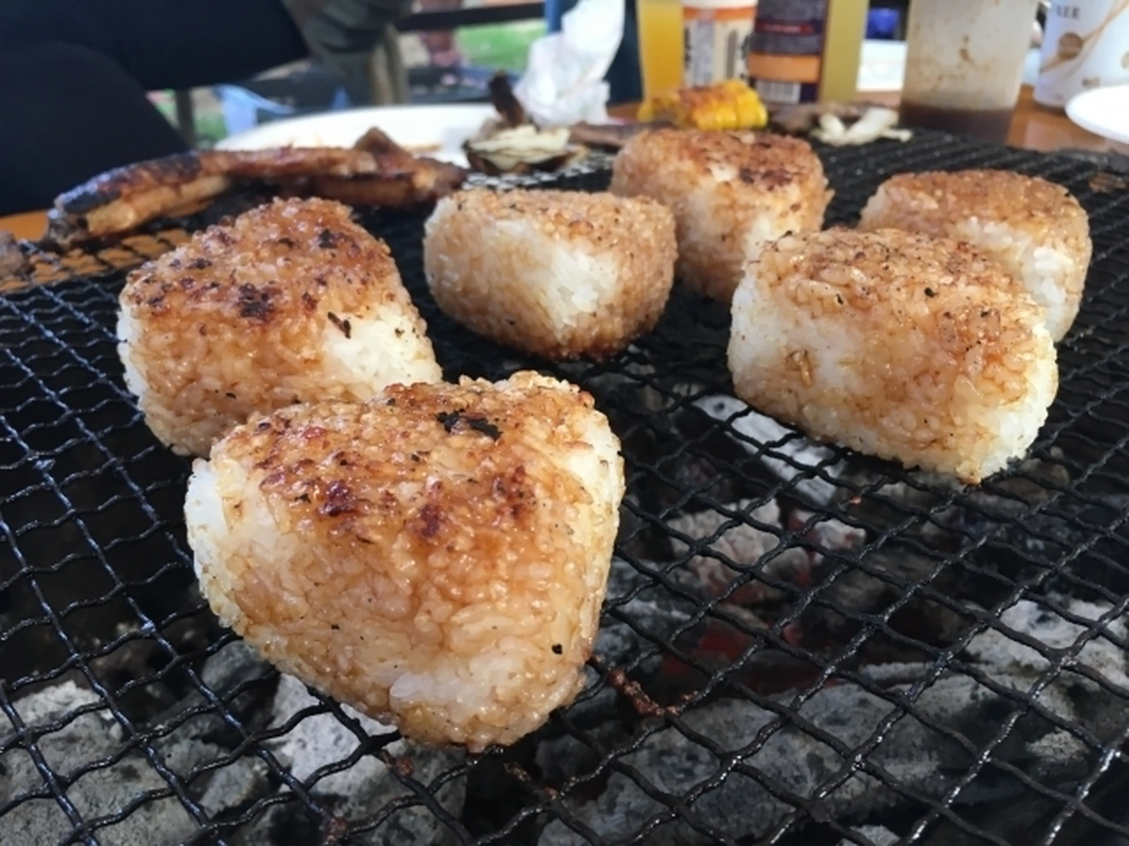 バーベキューで簡単焼きおにぎり！BBQで焼くコツとレシピをご紹介!! - 大阪で手ぶらレンタルバーベキューならアップグリル