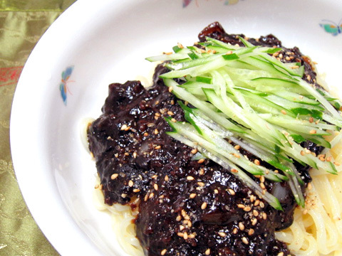 レシピくらぶ：シャキシャキレタスのジャージャー麺丸美屋