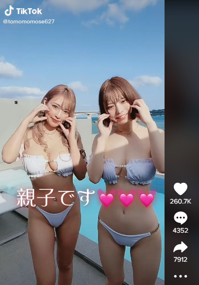 写真特集】セクシーすぎる母娘・桃瀬とも＆桃瀬ゆな、美谷間＆下乳大胆見せ水着で誘惑！＜近代麻雀水着祭2023＞ (2023年5月9日) -