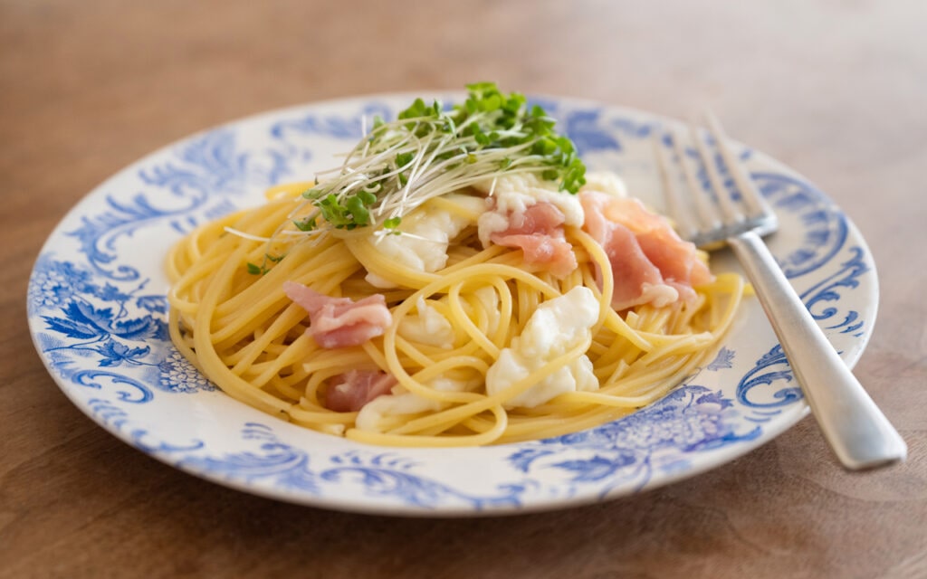 ピンチョス～生ハムとチーズのきゅうりリボン～