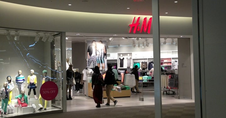 H&M」が「ジャンバティスタ ヴァリ」とのコラボ商品発売パーティー実施 品川の洋館でエレガントな一夜 - WWDJAPAN