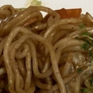 冷凍した焼きそば麺はまずい?筆者が実践!解凍方法や日持ち・注意点も解説食・料理オリーブオイルをひとまわし