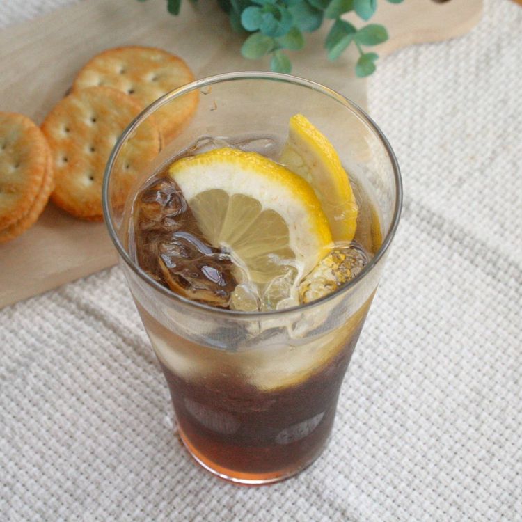 ロングアイランドアイスティー' カクテル言葉「希望」 ・ジン ・ウォッカ ・ラム ・テキーラ ・レモンジュース ・コアントロー ・シュガーシロップ・コーラ 紅茶を一滴も使わずに、見た目や味を紅茶に近づけた点が特徴のカクテル 飲みやすくアルコールの強さを感じ