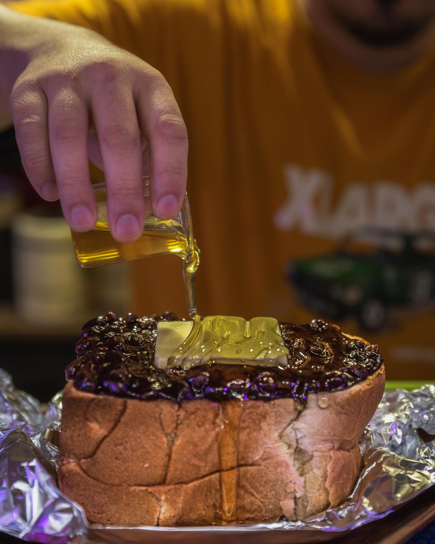 ビーフシチューに超厚切りバタートーストをつけて食べるヤツ バック ストリート コーヒー 大阪：京橋- おさとうのタナボタ