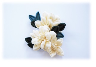 つまみ細工プレート」で簡単にコサージュ作り - 定年後の生活ブログ