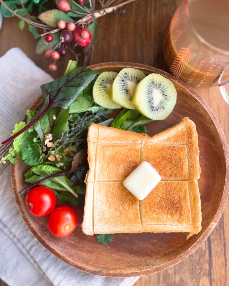 くり抜きトースト で 朝ごパン 🍞🍳食パンが3枚切りでめちゃくちゃぶ厚かったので、卵2個入ってます 火が通らない気がしたので、下の方をスクランブルエッグ状態にした 。くり抜きトースト、ベビーリーフ+蓮根チップ、アスパラベーコン炒め、いちご、カフェオレ。 先日