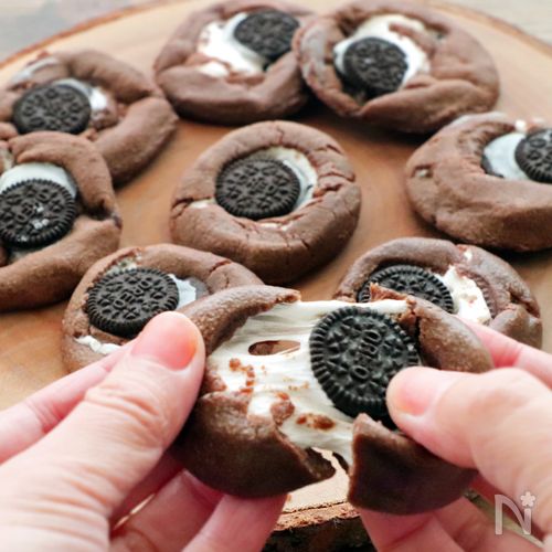 SNSで話題のチョコマシュマロ🍫 レシピはコメント欄に載せています♪チョコマシュマロチョコマシュマロ作り方チョコレシピ簡単おやつおやつレシピお菓子レシピ簡単スイーツ簡単スイーツレシピマシュマロ簡単お菓子レシピ snsで話題