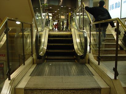 世界の注目を盗むことに成功した世界最短かつ最長のエスカレータ