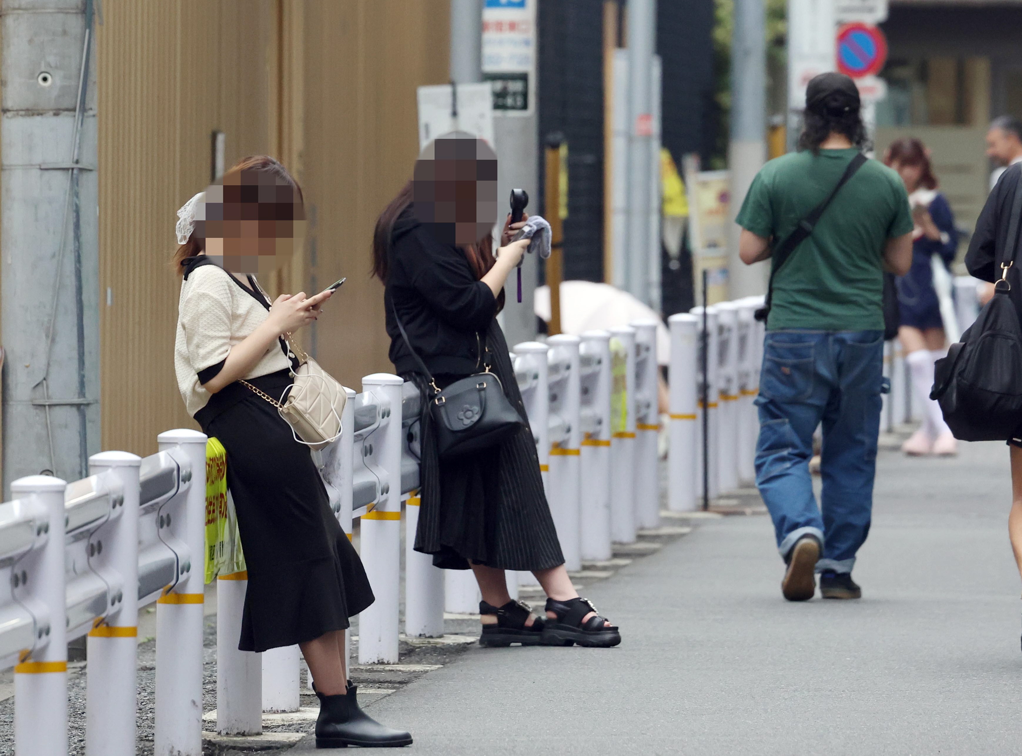 逮捕の瞬間】大阪・立ちんぼ少女VS府警「ホテルに入る瞬間5、6人の警官が取り囲む」「買春した男性はパチンコ店に逃走」｜NEWSポストセブン