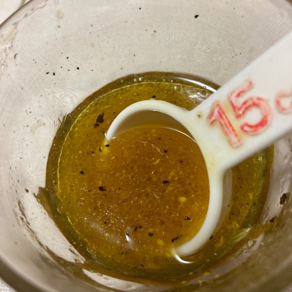 ✴︎ リタのドレッシングは、保存料・着色料・化学調味料などの添加物を一切使わず手作りにこだわって作っています。 素材の味を大切に、体に優しく美味しい ドレッシングに仕上げています。 サラダバーの前に並べていますので、それぞれのドレッシングをぜひ味わってみて