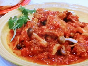 鶏もも肉で作るクリスマスディナー✨「鶏もも肉のトマト煮」材料 4人分 鶏もも肉2枚 玉ねぎ1 2個 赤パプリカ1個バジル適量 粉チーズ少々 塩少々 コショー少々 薄力粉適量 オリーブオイル大さじ1 白ワイン大さじ2トマトソース玉ねぎのみじん切り1 4個分 ニンニク1片 ホールトマト缶1缶