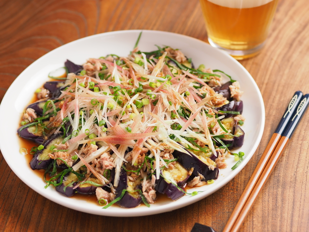 鰹たたきは、タレや塩をかけるだけでも美味しいですが、少し工夫を加えることでさらに多彩な味わいをお楽しみいただけます。 そこで今回は簡単にできるアレンジレシピをご紹介します。『鰹たたきと塩こんぶの土佐和え』 まず、鰹のたたきをお好みの大きさにカットします