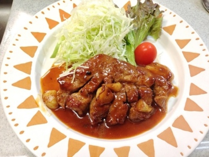 四日市とんてきは迫力満点!厚切り豚肉&にんにくゴロゴロがお約束 - たべぷろ