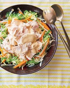 伝説の家政婦 タサン志麻さんのレシピで、鶏むね肉をしっとり野菜蒸しに！ 旨みを引き出すポイントは