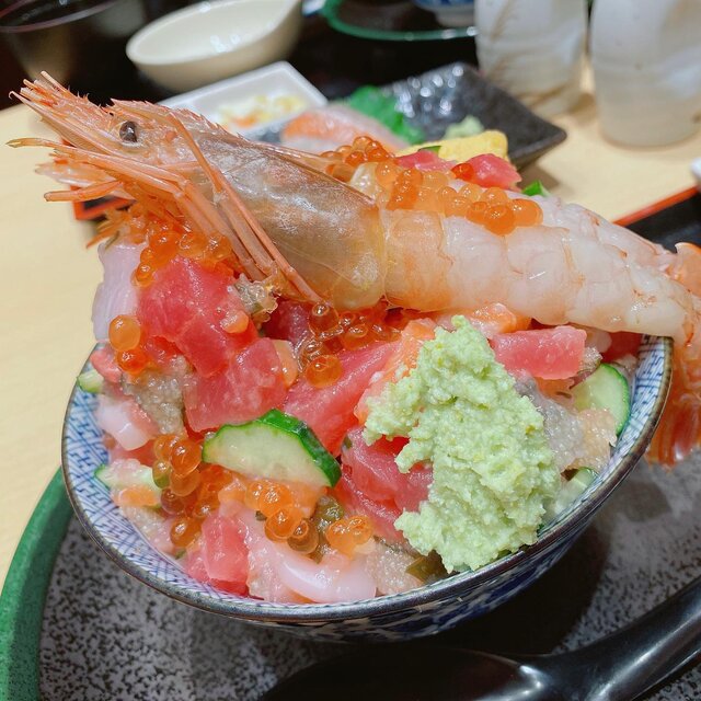 魚の旨い店＠池袋 豊洲仲卸直営の鮮魚と焼魚の専門店で食べるデカ盛り海鮮丼ランチ - 御成門プログラマーのグルメ記録