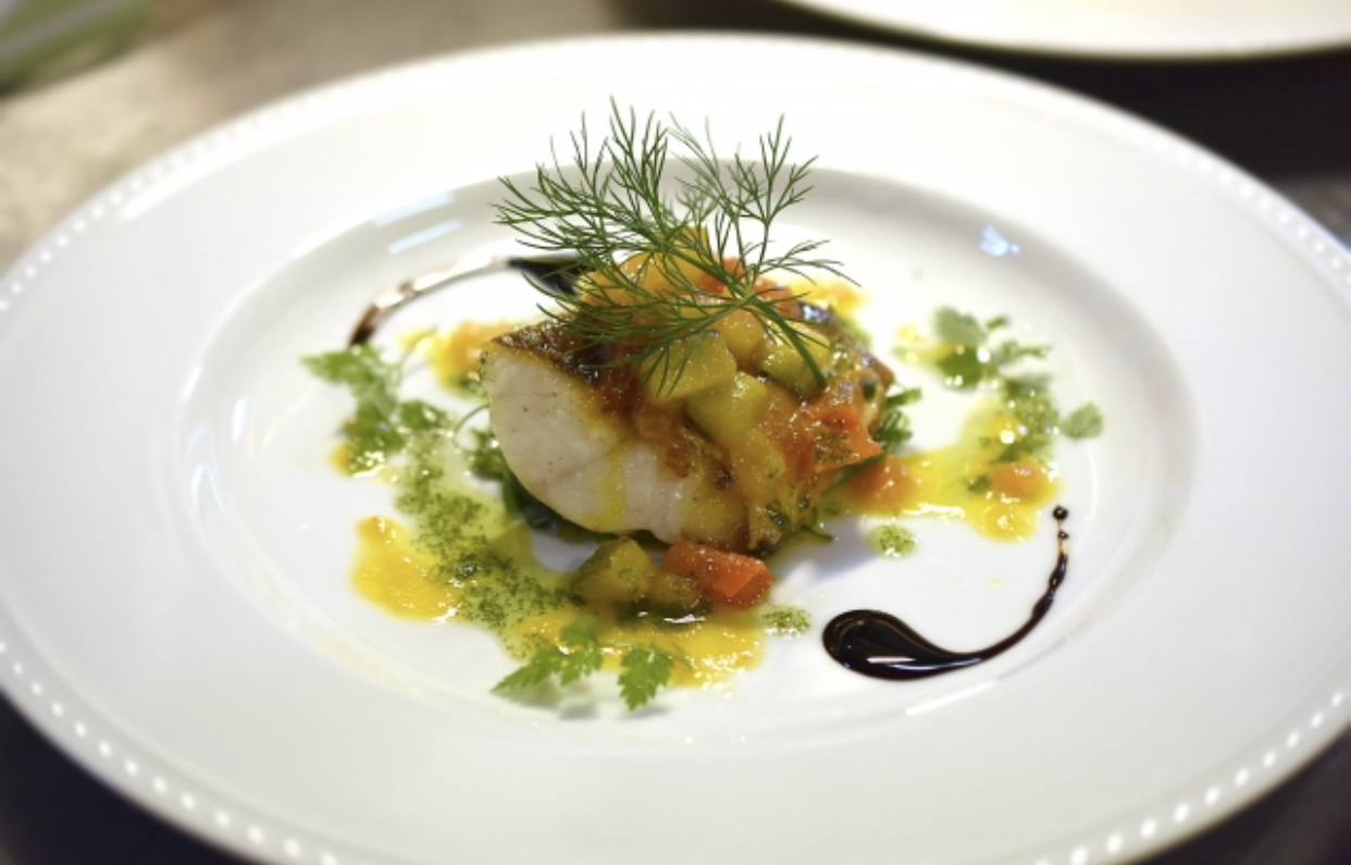 本格白身魚のポワレ〜ソース・ヴァン・ブラン〜 , フランスで食べた味を再現🇫🇷✨, フレンチビストロの魚料理といえばコレ！,ヴァンブランソースは通常, フュメドポワソンから作ったりと, 手間がかかるのですが、今回は, 簡単に作れるようアレンジしてみました。, ,お魚はSea Bassを使いましたが, 真鯛がオススメです🐟, 詳しいレシピ知りたい方は, コメント残してくださいね♪,