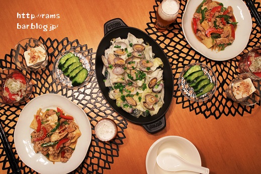 準備物2つ？！夏の大人気フルーツ🍉🍍, 簡単にできちゃう立体のくだものを作ってみました。, スイカもパイナップルもだいすき🤤♡,ぜひ音ありで聴いてほしいんだけど、, みんなこの歌知ってる？？, 数年前沖縄にいった時流れてて🍍, いまだに頭から離れない🤣♩,スイカの種は丸シールを使ったけど、, ペンやクレパスで描いても🙆‍♀️, 小さい種を描くのは意外と難しいよ〜,