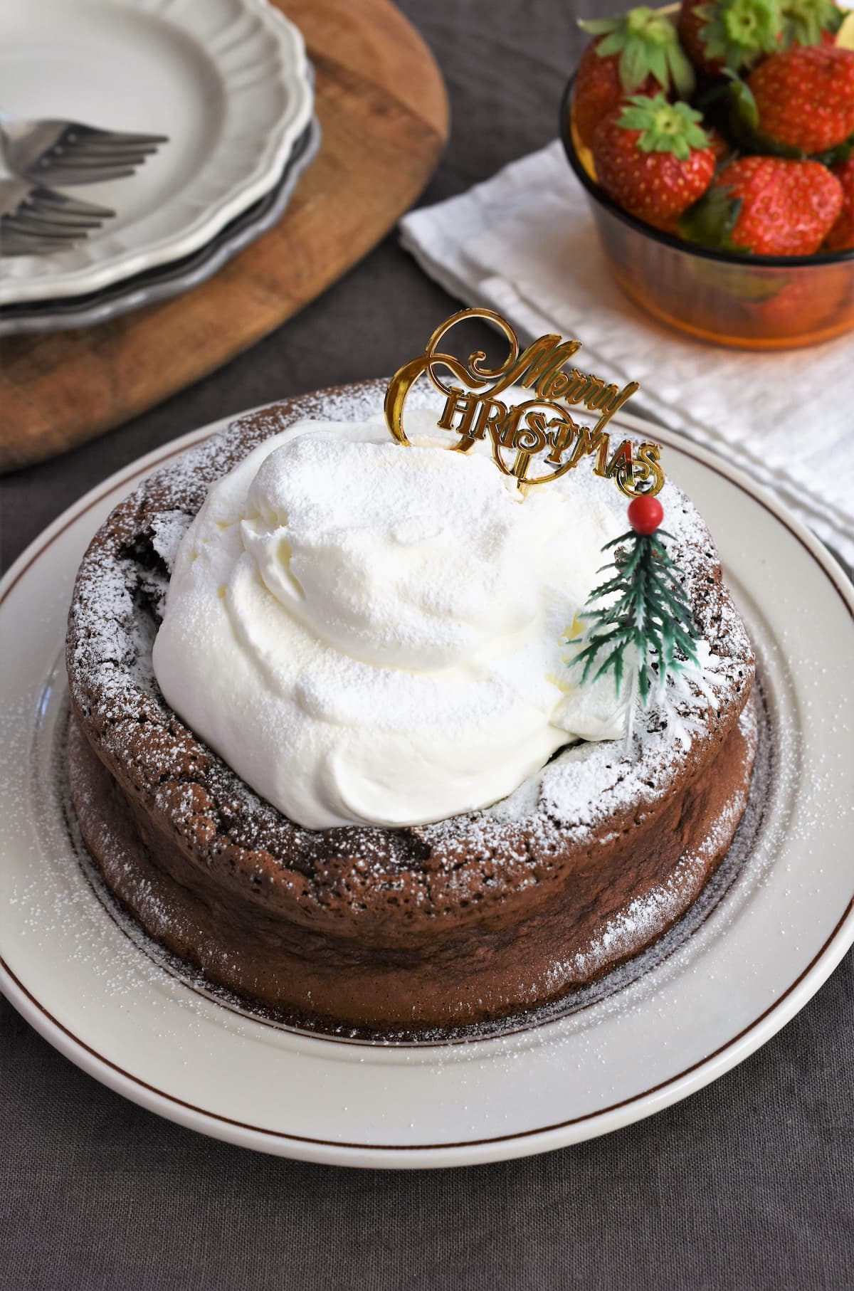 ローソン・今週の新商品』生チョコダイスをトッピング！『ガトシュー -生クリーム入りガトーショコラシュー-』新発売2021年5月6日-エキサイトニュース