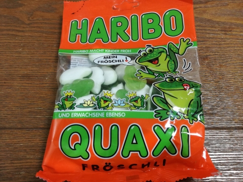 ☔️🐸 連日の暖かさはどこへやら 午後から雨が降り続いていますね 雨の日にはハリボーのカエルグミ！爽やかなりんごグミのとお腹のマシュマロの二層のおいしいカエルちゃん ぜひ！😊ハリボーハリボーフロッグフロッグカエルグミ雨の日雨の日の過ごし方