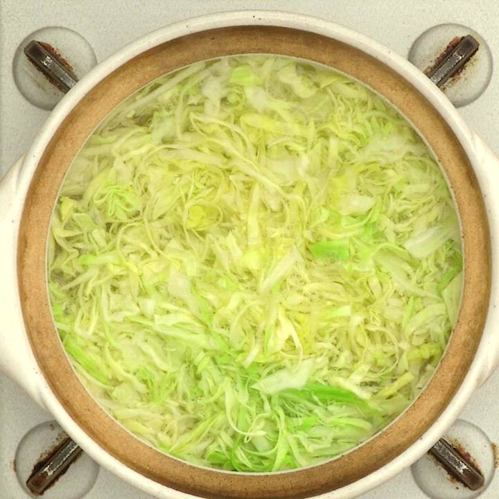 お肉にたっぷり巻いて♪ 千切りキャベツ鍋