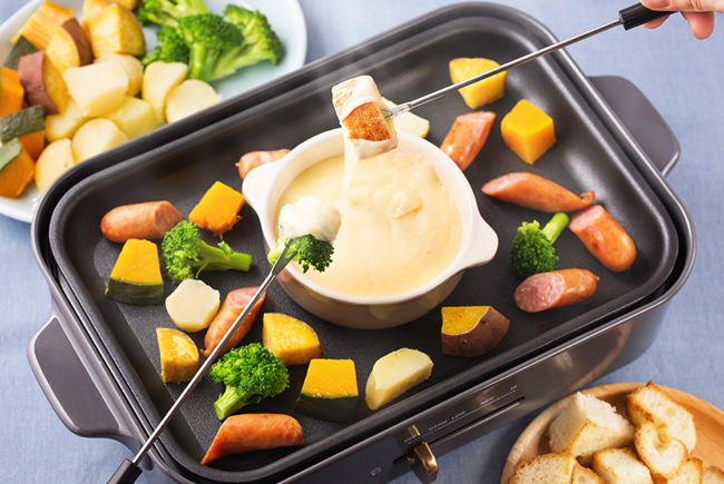 ☆チーズフォンデュ☆ ホットプレートでチーズフォンデュ 我が家の定番です! . 大きめホットプレートに変えてから たくさん具材が乗る〜!ブルーノでの映え感とはまた違って 迫力があるのか、いつもは無かった 家族の歓声が上がった! 「わぁ〜すごー