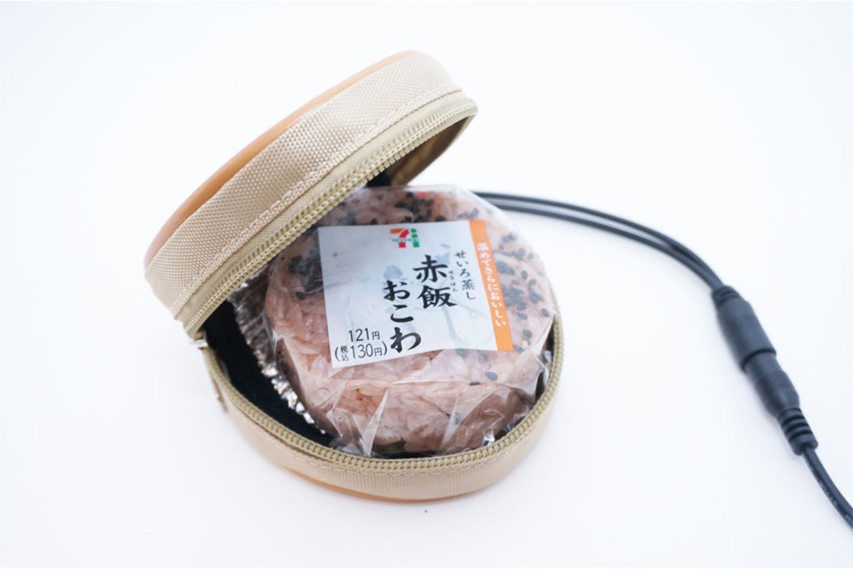 覚えておきたい! おにぎりの上手な温め直し方🍚 \ 冷めて固くなったおにぎりはそのまま食べるとボソボソそんな固いおにぎりを温め直すには、少量の水をおにぎりに振ってからレンジで温め直すのが◎ この一手間でお米が柔らかくなり、おにぎりを美味しく食べることが