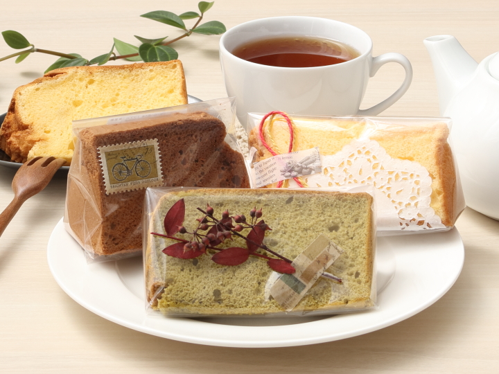 本日からバレンタインにもおすすめの商品を色々おだししています。 ・チョコがけショコラクッキー ・苺とホワイトチョコのパウンドケーキ ・チョコがけシフォンラスク・スティックシフォンラスク その他クッキー8種類 ギフト、プレゼントラッピング等承ります。 お気軽に