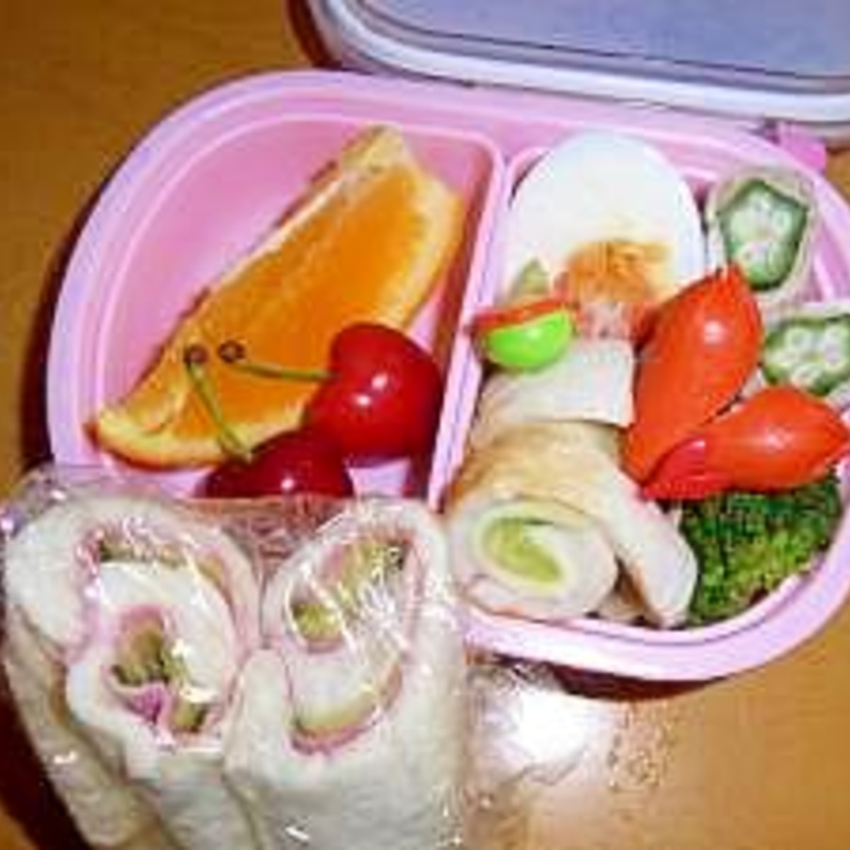 ロールサンド ラップを使ってくるくる〜っと巻くだけ「ロールサンドイッチ弁当」