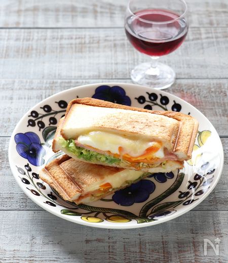 ヤマザキッチンホットサンドレシピ3 23は ホットサンドを楽しむ日 ☆ いろいろな具材をサンドして、表面はサクッと、中はあつあつに焼き上げた ホットサンドはたまらないおいしさですよね♡ ヤマザキッチンでも定番ホットサンドから、菓子パンを使った変わり種レシピ