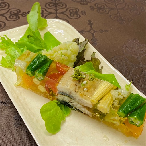 うなぎの蒲焼を鶏がらスープのゼリー寄せに