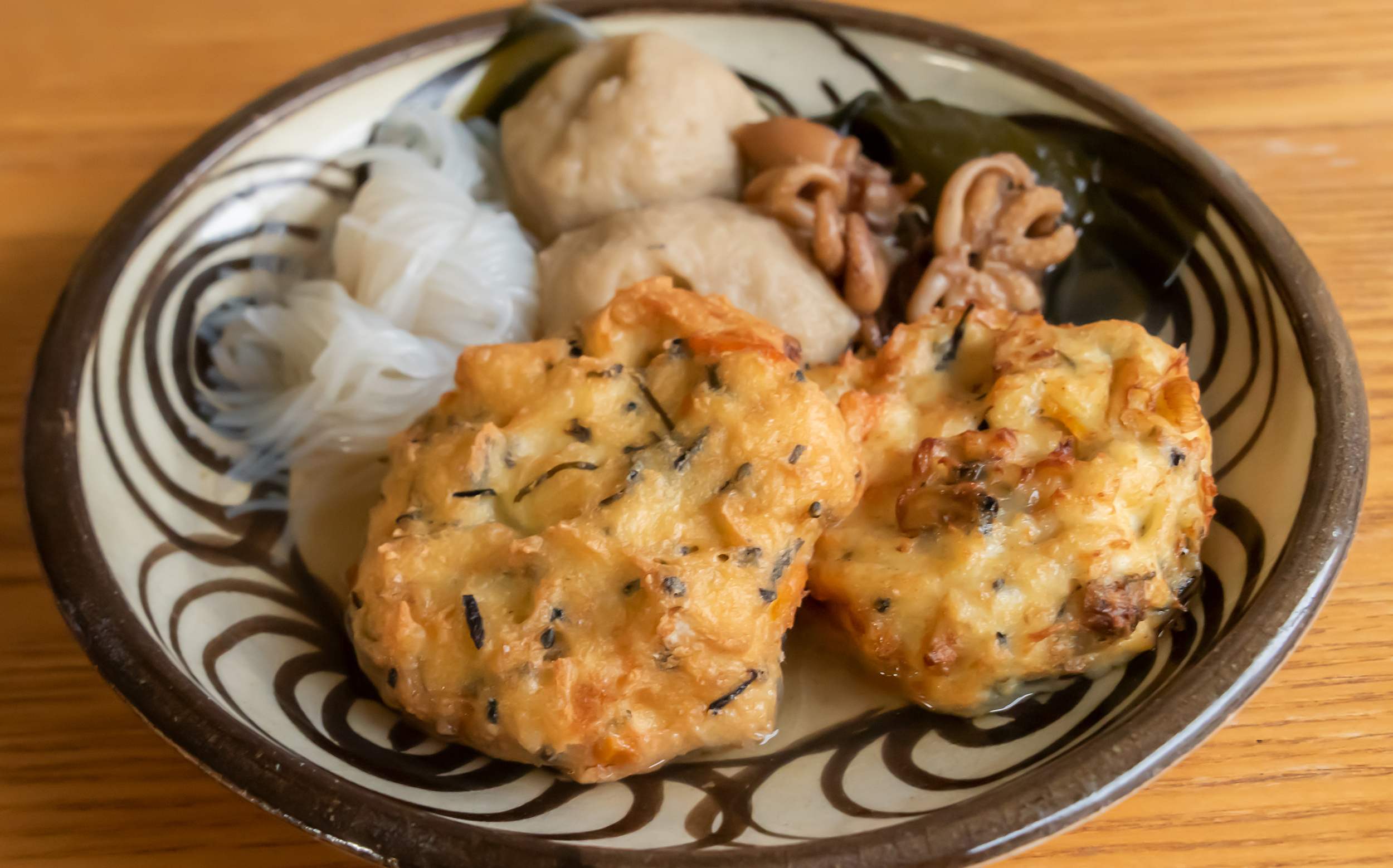 我が家のおでんは白だしとみりんだけでつくる透き通ったお汁のおでん🍢,ぐつぐつせずに、夜にこっそり仕込んだら、保温で一晩放っておくだけで翌日にはしみしみあったかな『放っときおでん』がいただける😬,蟹面はなしの金沢おでん✨, 好きなおでんの具は何?コメントで教えてね😋, この季節、仲間たちが集まる時にはおでんかお鍋がやっぱりいいよね〜✨,みんなでペロリでした😬, @takechi0318