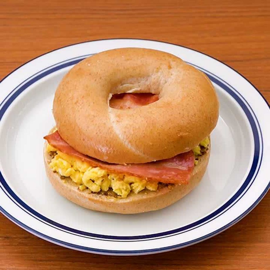 卵のサンドイッチ、バナナヨーグルト、コーヒ