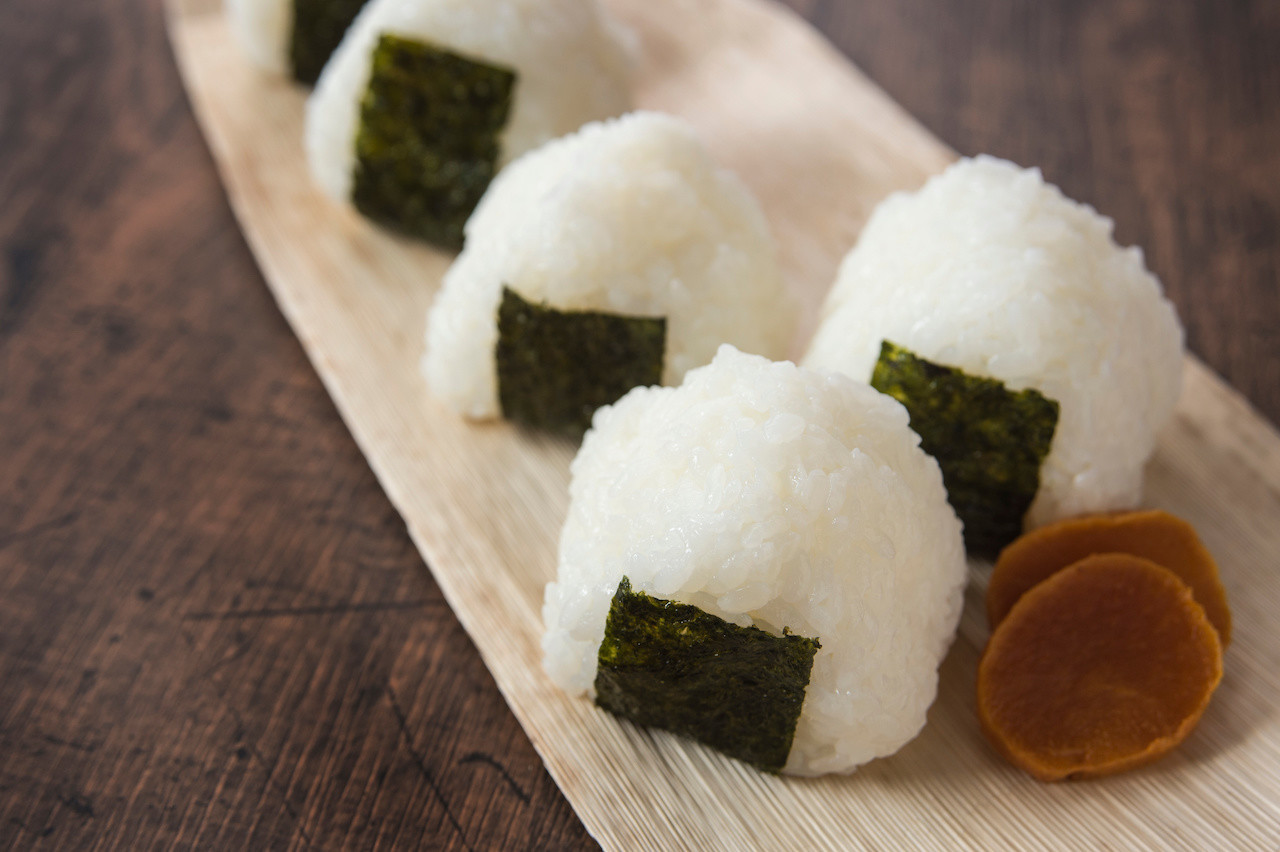 コレでおにぎり大量生産出来ます！定番から変わり種まで、アレンジ次第で 色んな味が楽しめるおにぎり🍙 ご飯をおにぎりの形にするのって、意外と手間で時間もかかりますよね😣💦 ⁣ そんな時におすすめなのがこの 「くぼみ付おにぎり押し型」✨ 1度に