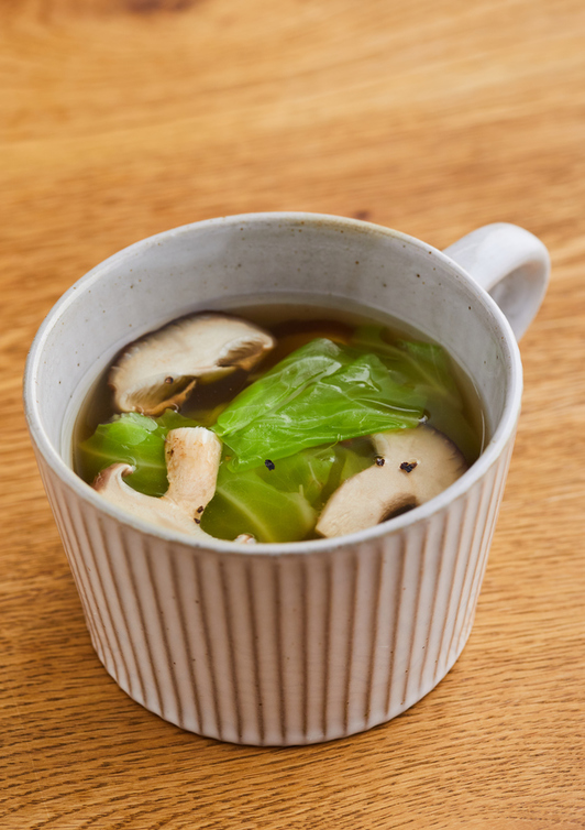 コンソメスープの隠し味♪ 万能料理のコンソメスープ。ちょい足しに、トマトやカレー粉、ミルクなどを加えるなどレパートリーも多く、たくさんの野菜が取れる料理ですがどのレシピを覗いてもあまり見かけることのない ちょい足しアイテムをご存知ですか？ それは