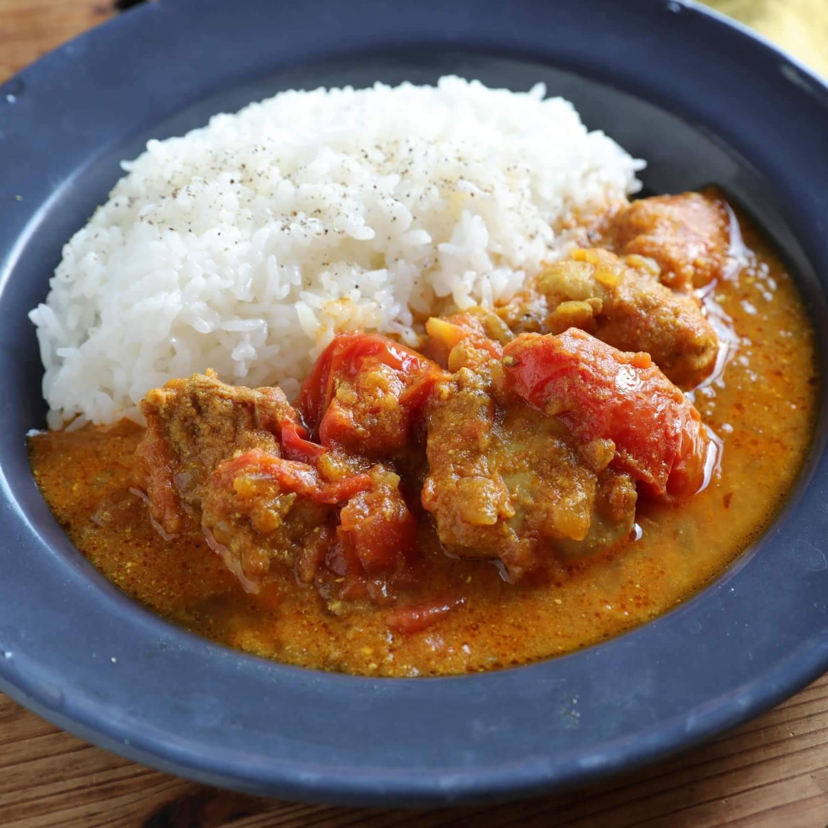 簡単!スパイシートマトカレー。市販ルーを旨辛く+奥深い味にする粉唐辛子など3つカライチ