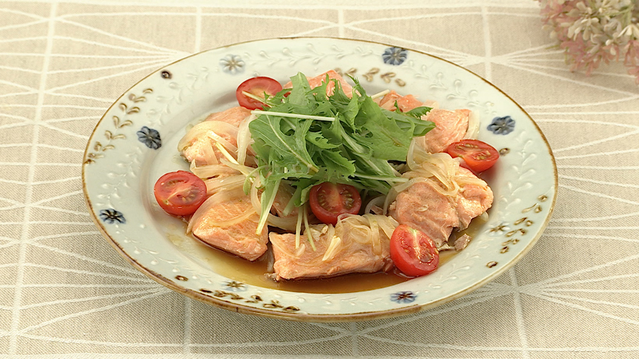 レンジで簡単♬だし豚キャベツマウンテン﻿ ﻿山本ゆり さん考案、だし豚キャベツマウンテンをご紹介します。﻿材料を切ったら、調味料をかけてチンするだけの簡単レシピ ！キャベツの甘さにだししょうゆのうま味がきいて、やみつきになる味です♪﻿ ﻿ 旬の春キャベツが