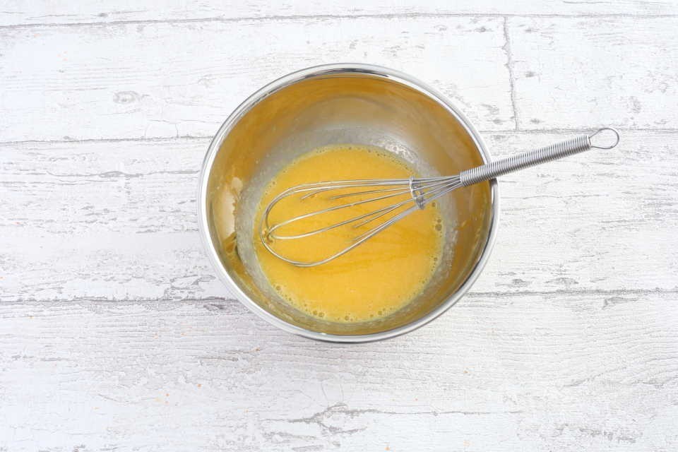 エッグベネディクト今やホテルの朝食では定番のエッグベネディクト！ホテルやおしゃれなカフェで食べれるのももちろん良いですが、実はお家で簡単に作れちゃうんです♪おウチ時間を楽しむメニューの一つにぜひ仲間入りさせてください。材料⚫︎ポーチドエッグ