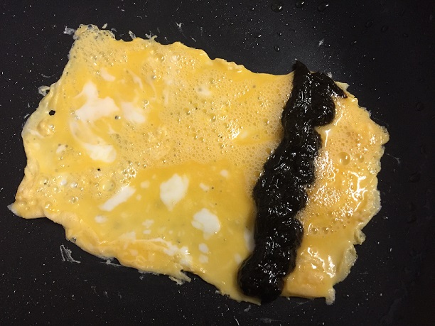 コストコ購入品のりくろ を使った食パンアレンジメニューを紹介します! . アレンジメニューと言っても、食パンのふちにのりくろを出して 味が濃いめなのでふちのみ!細めに チューブなのでだしやすい💖スライスチーズをのせて焼くだけ☺️ のりくろご飯で食べてまし