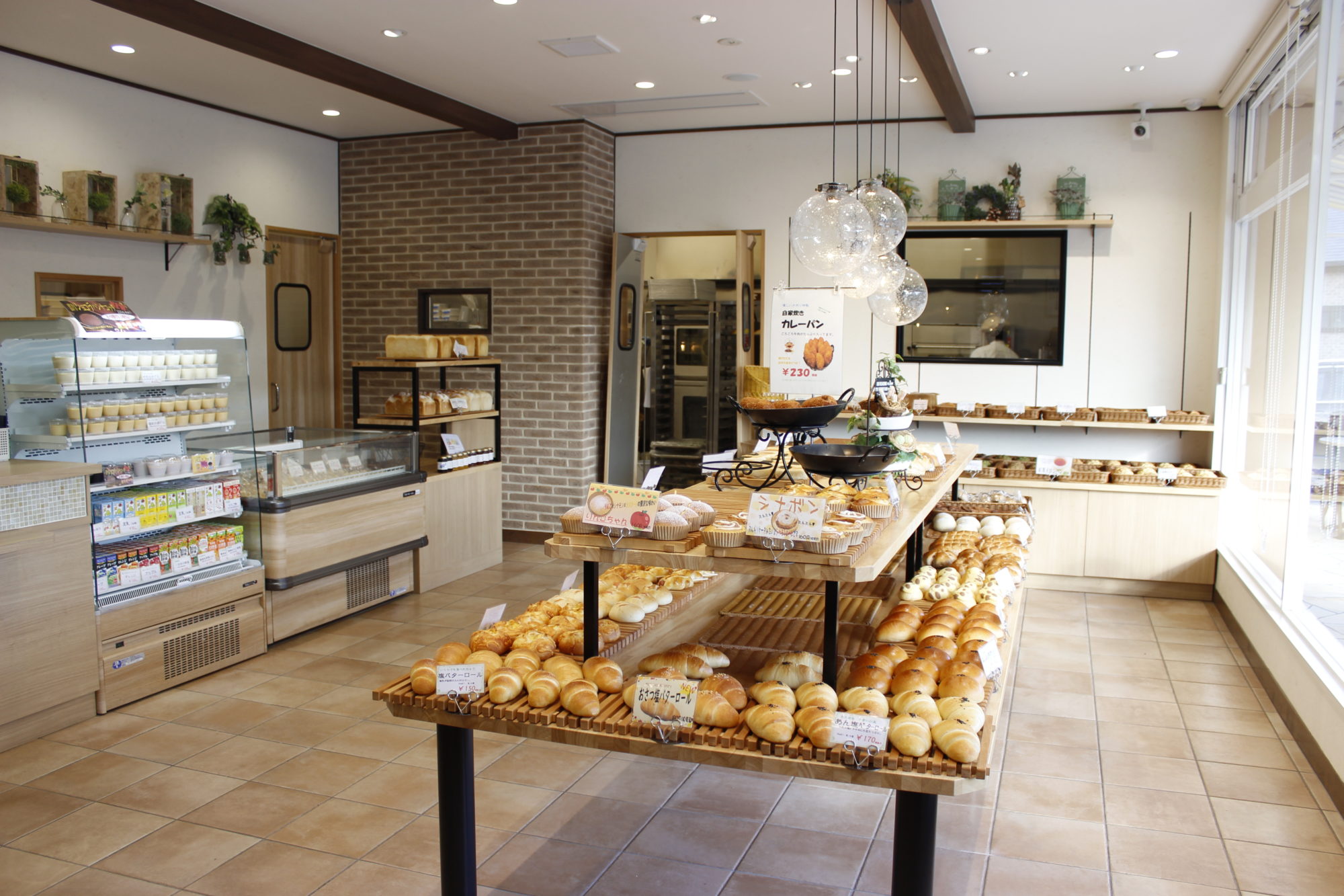 店舗ディスプレイ用ガラスショーケース アンティーク調ガラスケース パン屋さんお菓子屋さんジュエリーショップ向け オーダーメイド家具グレイスファニチャーBASE店 大阪東京名古屋のオーダーメイド家具店舗什器の専門店 昭和レトロ ガラスの店舗用什器 文房具屋さん