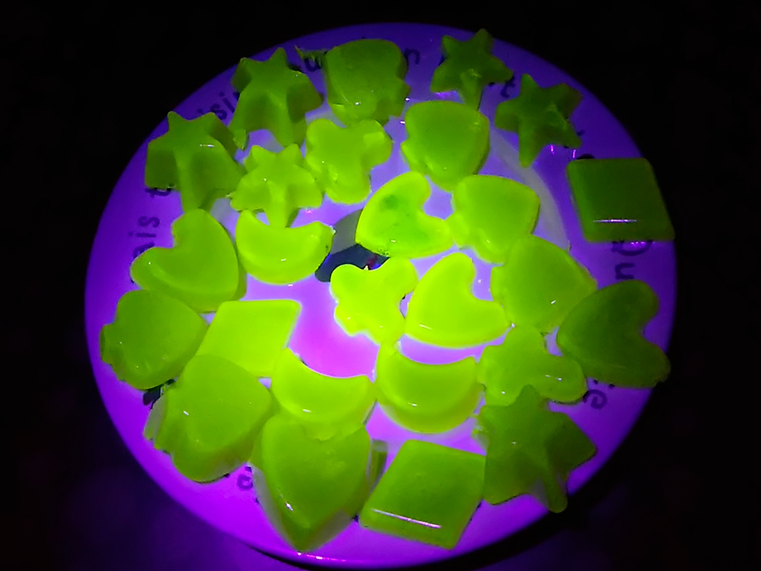 100均ゼラチンで出来る光るグミの作り方!粉ゼラチン・板ゼラチンでもOKの簡単工作 - 株式会社ワッツ