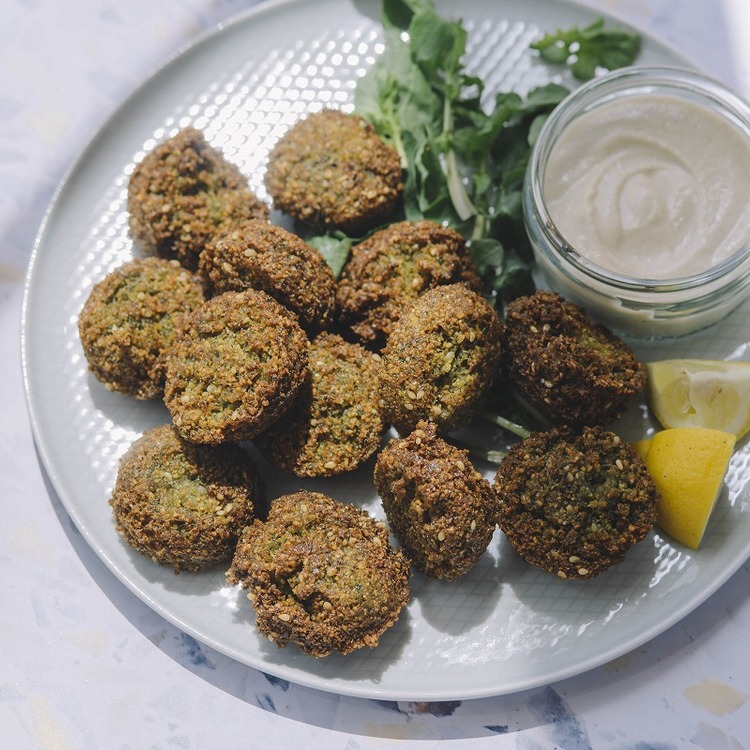 ゆでる工程なし。水で戻したヒヨコ豆で作る「ファラフェル」料理通信生産者、料理人、食べる人を結ぶ