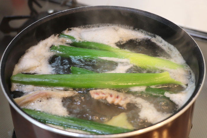 鶏手羽元やドラムで。一番簡単な鶏ガラスープの取り方しろくろめがね