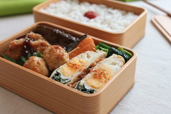 カロリー控えめがうれしい ワカメやこんにゃくを使った黒色の小さなおかずSATETO さてと